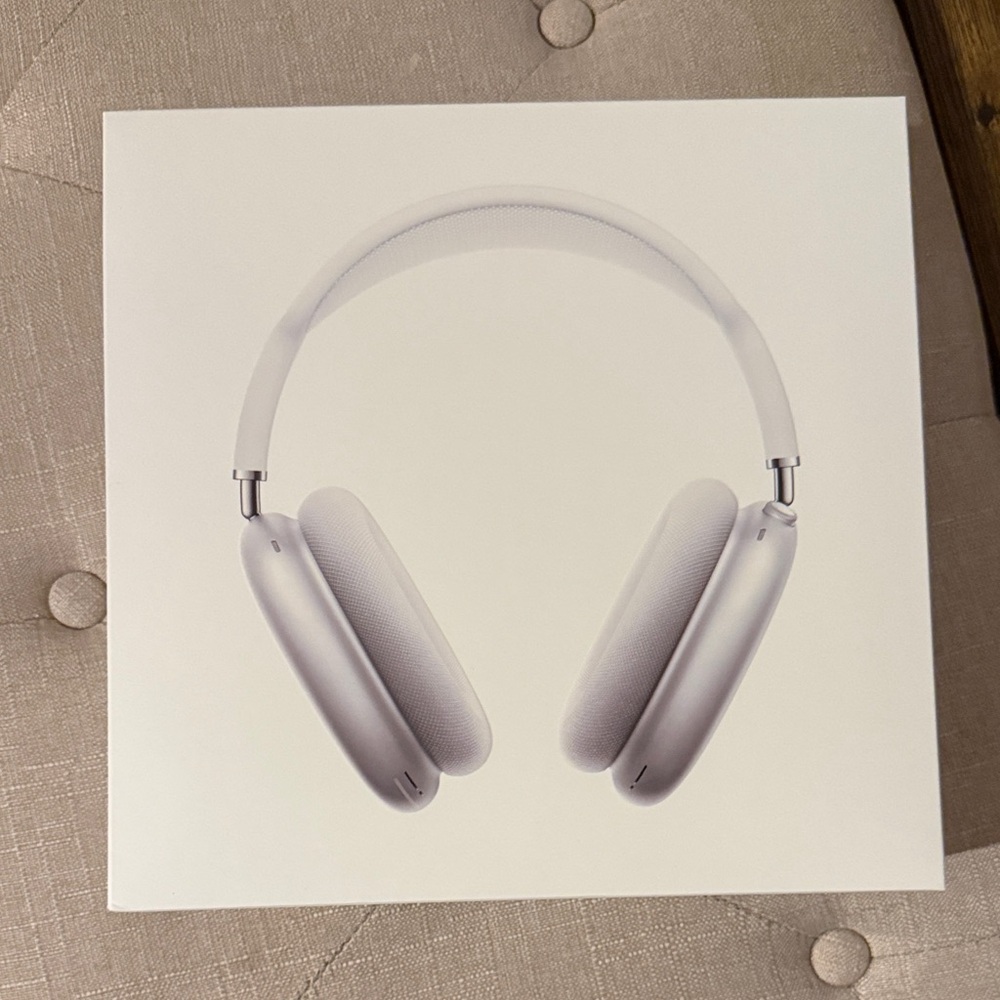 Airpods Max box